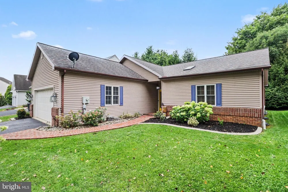 525 WATERSIDE CIRCLE Lebanon, PA 17042
