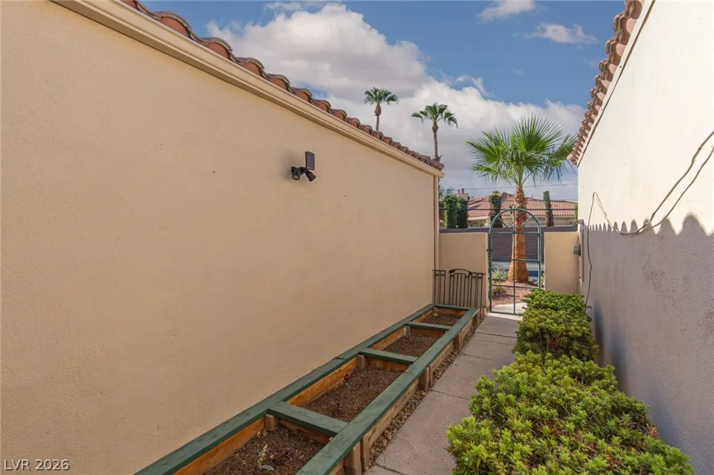 2882 Bridgepointe Drive Las Vegas, NV 89121