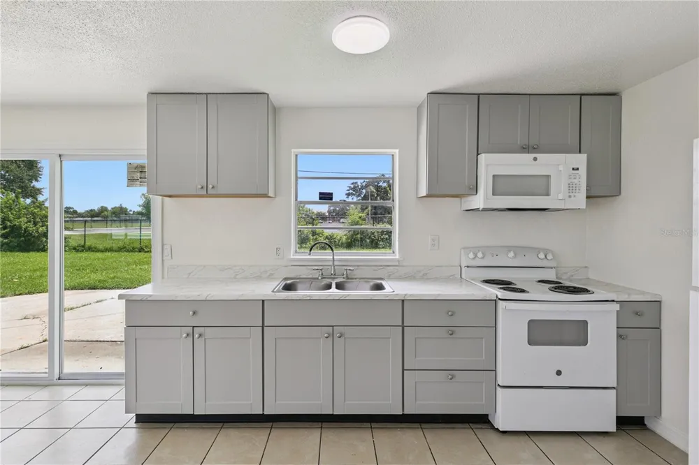 875 LOOMIS AVENUE Daytona Beach, FL 32114