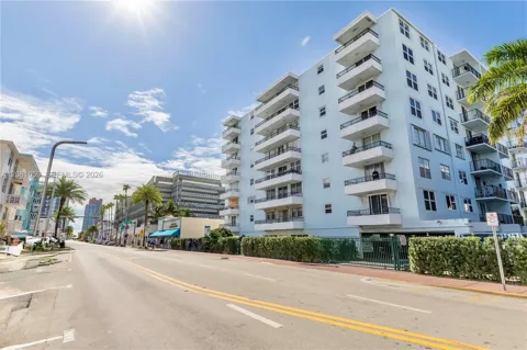 720 Collins Ave #204
