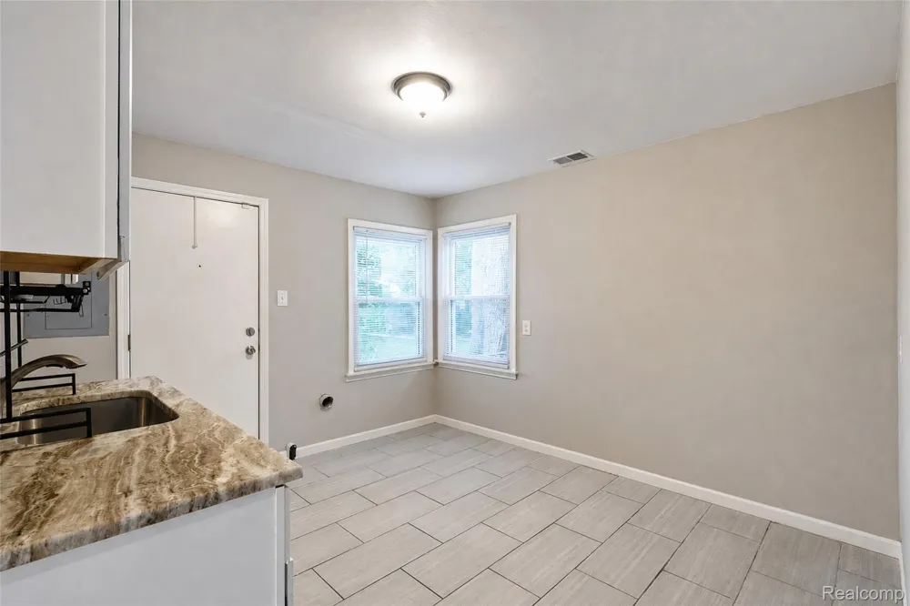712 E Lincoln Avenue Madison Heights City, MI 48071
