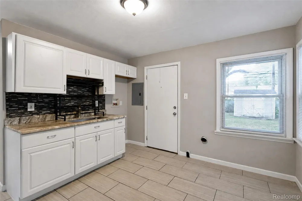 712 E Lincoln Avenue Madison Heights City, MI 48071