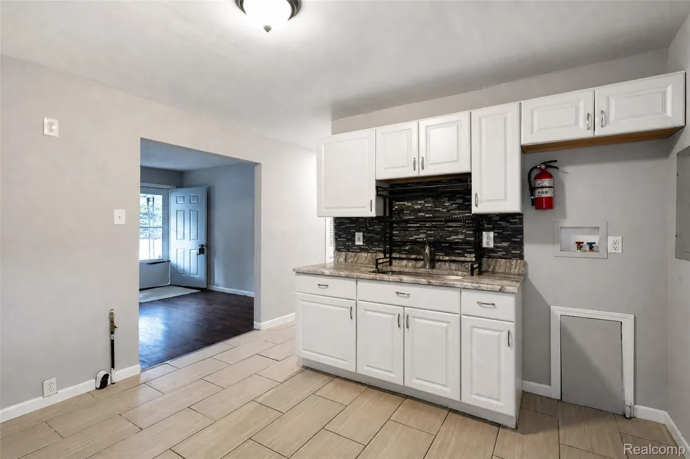 712 E Lincoln Avenue Madison Heights City, MI 48071