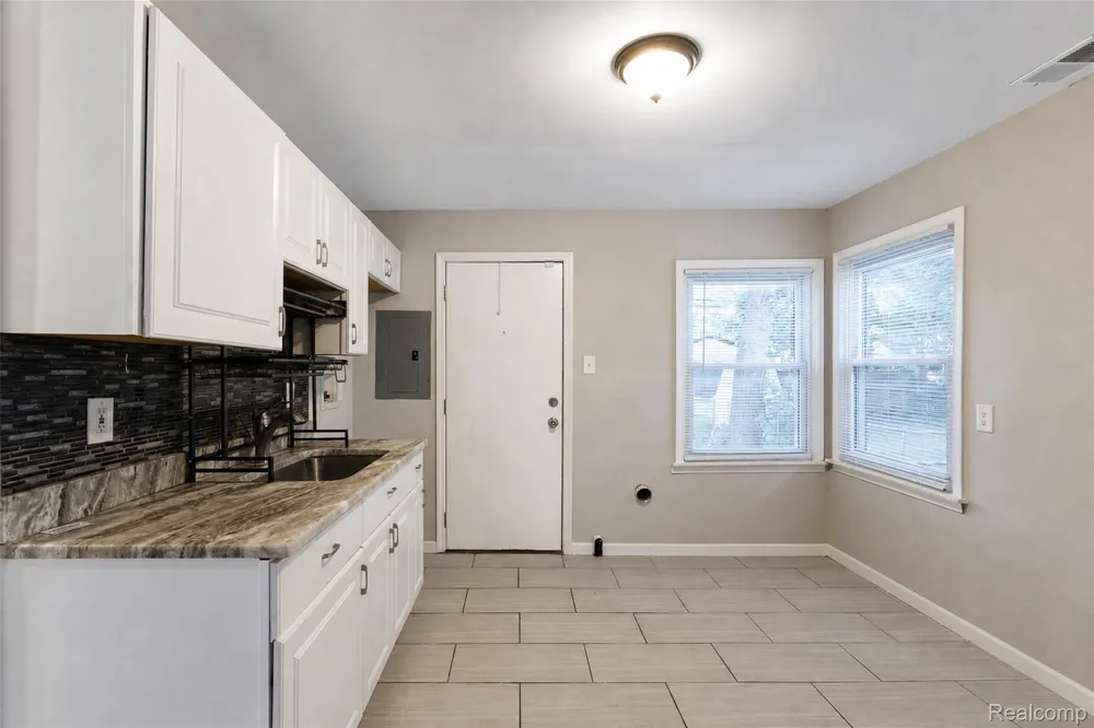 712 E Lincoln Avenue Madison Heights City, MI 48071