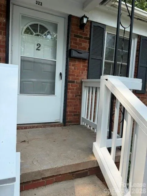 323 lakewood Avenue #2