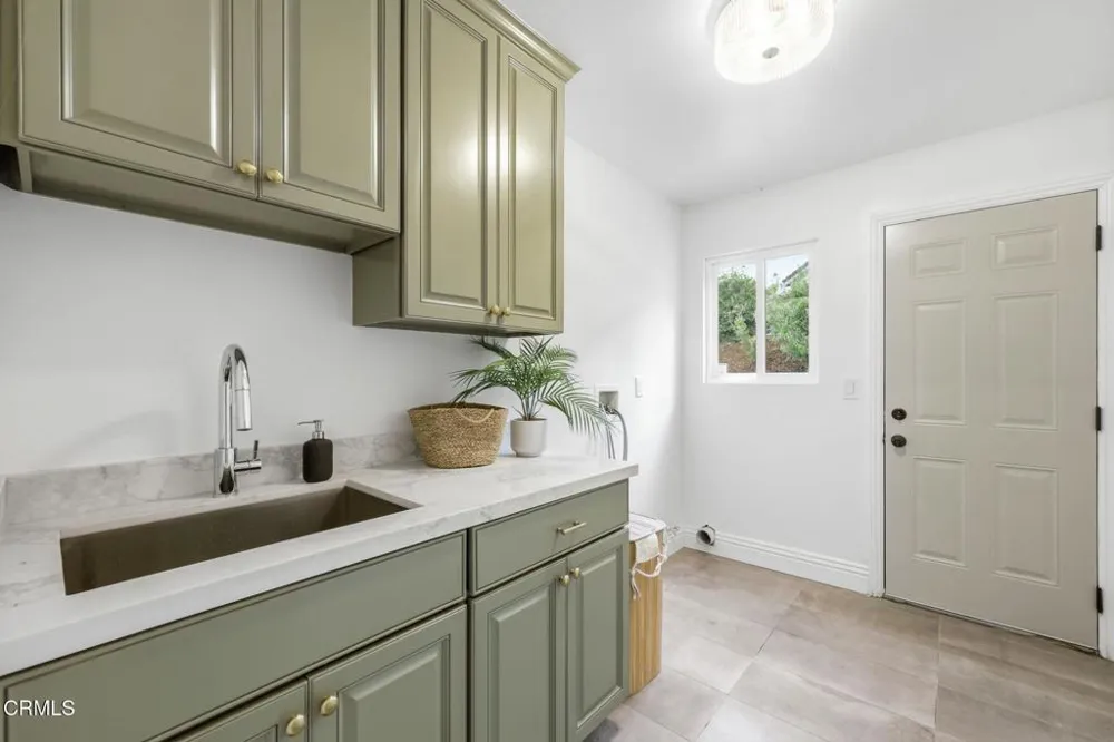 947 Golden Crest Avenue Thousand Oaks, CA 91320