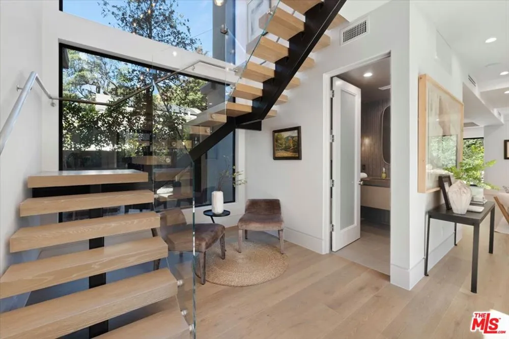 3848 Vantage Avenue Los Angeles, CA 91604
