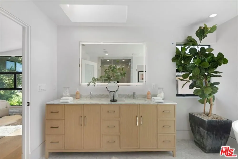 3848 Vantage Avenue Los Angeles, CA 91604