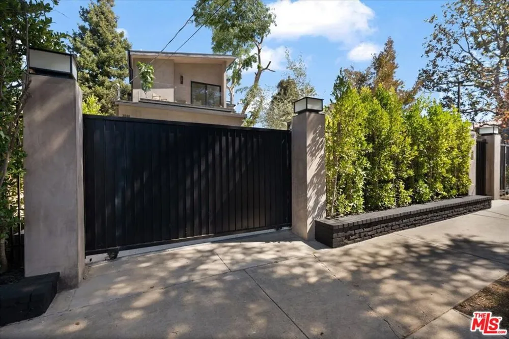 3848 Vantage Avenue Los Angeles, CA 91604