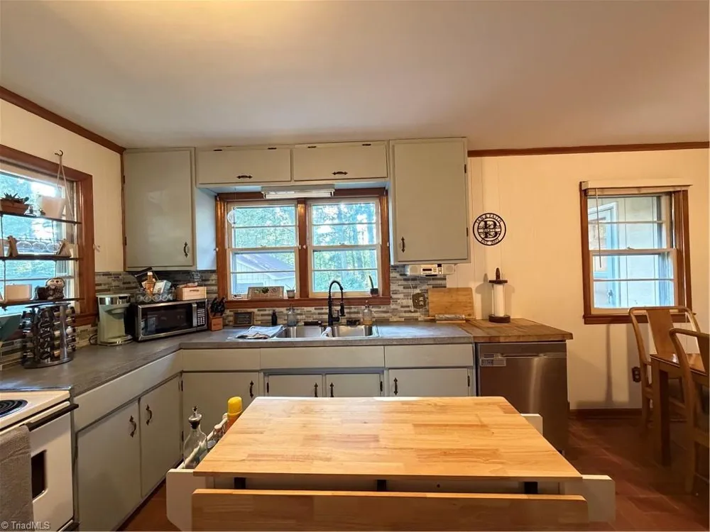 16 Vivian Street Thomasville, NC 27360
