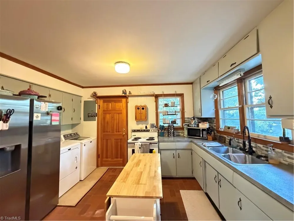 16 Vivian Street Thomasville, NC 27360