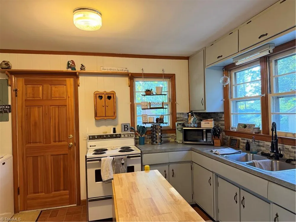 16 Vivian Street Thomasville, NC 27360