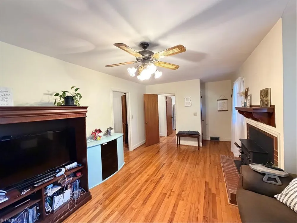 16 Vivian Street Thomasville, NC 27360