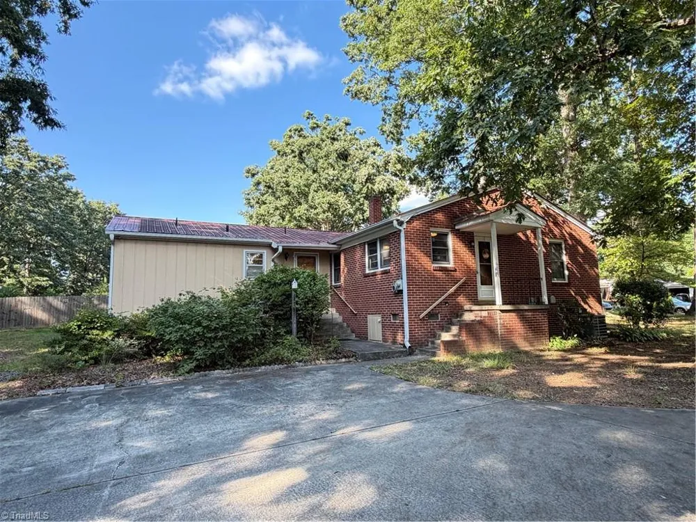 16 Vivian Street Thomasville, NC 27360