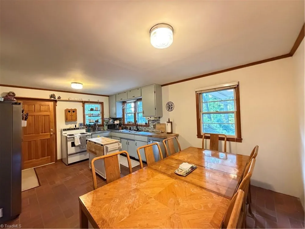 16 Vivian Street Thomasville, NC 27360