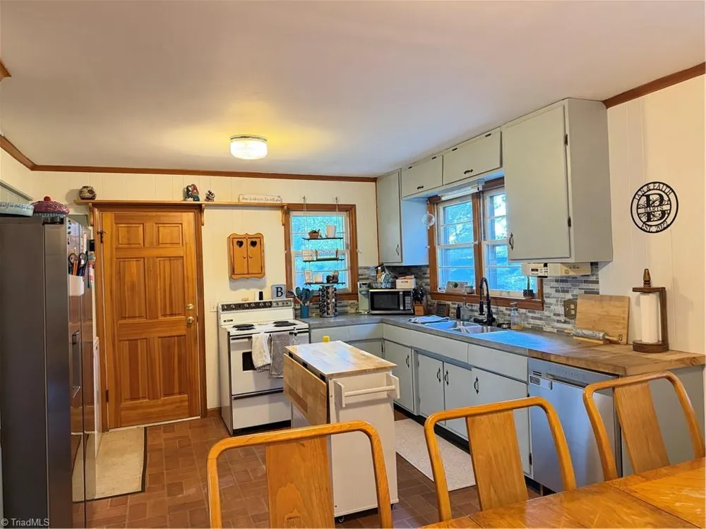 16 Vivian Street Thomasville, NC 27360