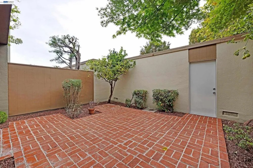 3122 La Cresta Alameda, CA 94502