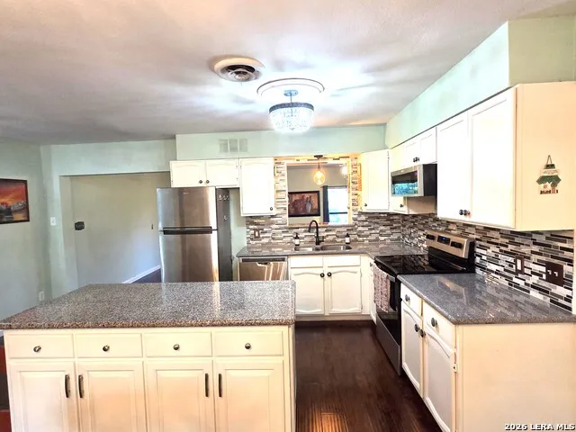 205 TRUDY LN Universal City, TX 78148