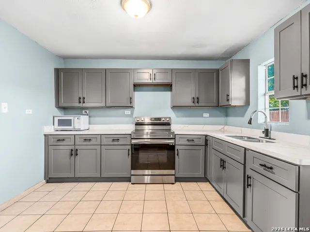 706 4th. St. Floresville, TX 78114