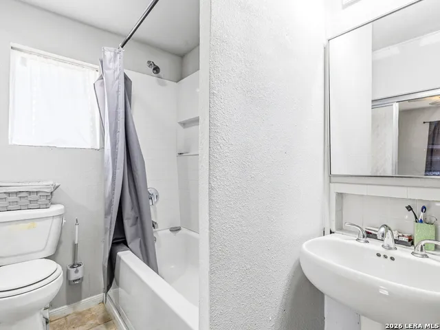 706 4th. St. Floresville, TX 78114