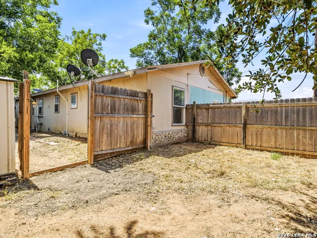 706 4th. St. Floresville, TX 78114
