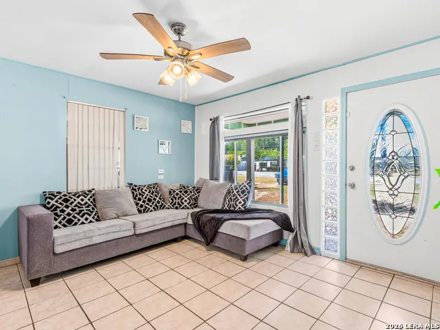 706 4th. St. Floresville, TX 78114