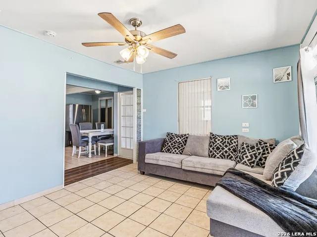 706 4th. St. Floresville, TX 78114