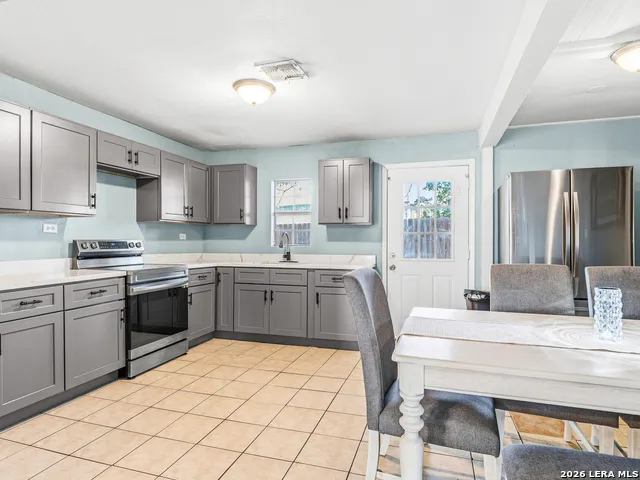 706 4th. St. Floresville, TX 78114