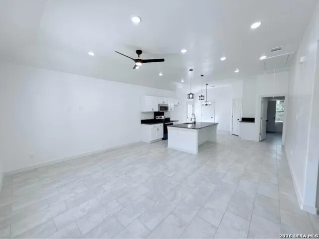509 JUDSON DR Devine, TX 78016