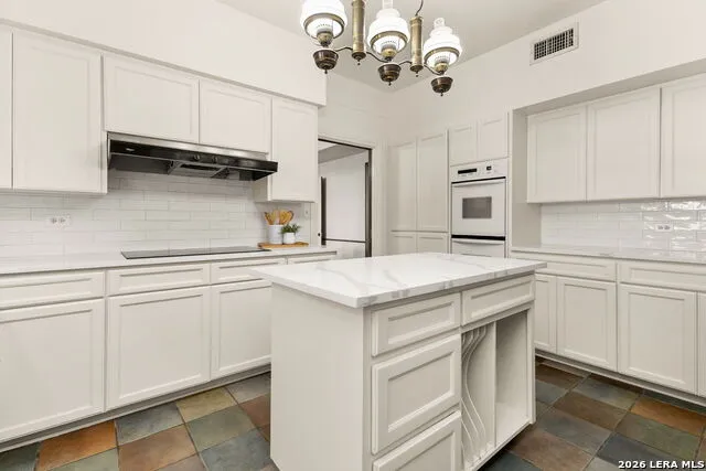 107 CAS HILLS DR Castle Hills, TX 78213