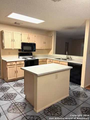 7501 Avery Live Oak, TX 78233