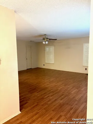 7501 Avery Live Oak, TX 78233
