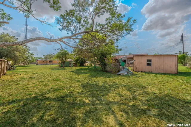 146 SYLVESTER ST Poth, TX 78147
