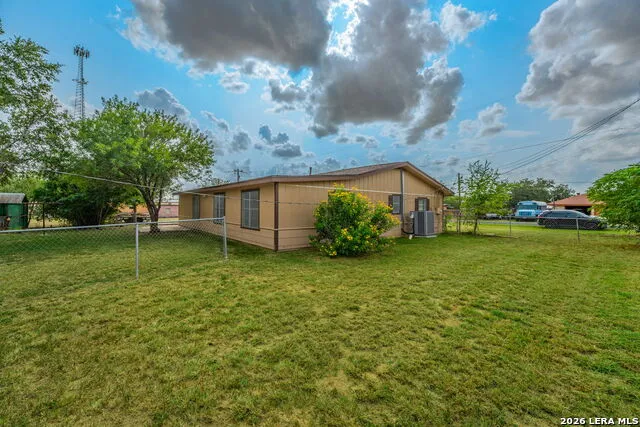 146 SYLVESTER ST Poth, TX 78147