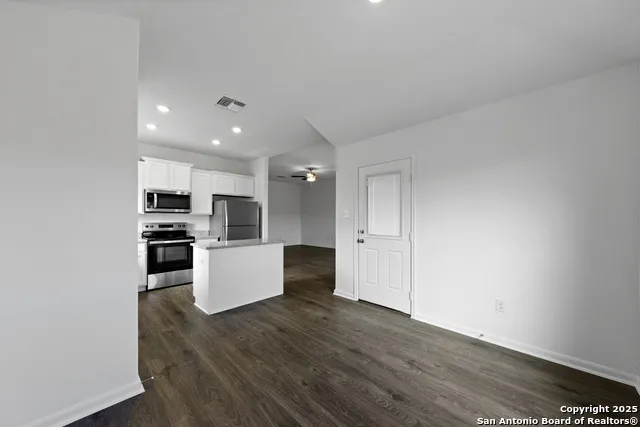16170 Farmer Lytle, TX 78052