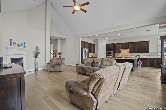6914 Hallie Hill Schertz, TX 78154