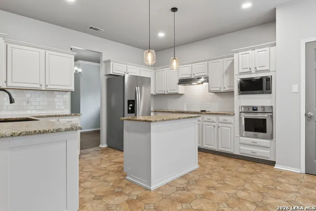 946 RIVERSTONE DR San Antonio, TX 78258