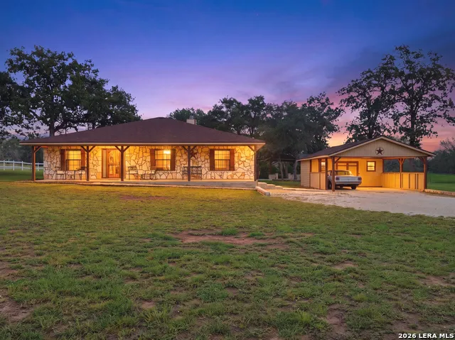 105 Whispering Oaks Dr Adkins, TX 78101
