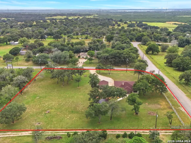 105 Whispering Oaks Dr Adkins, TX 78101
