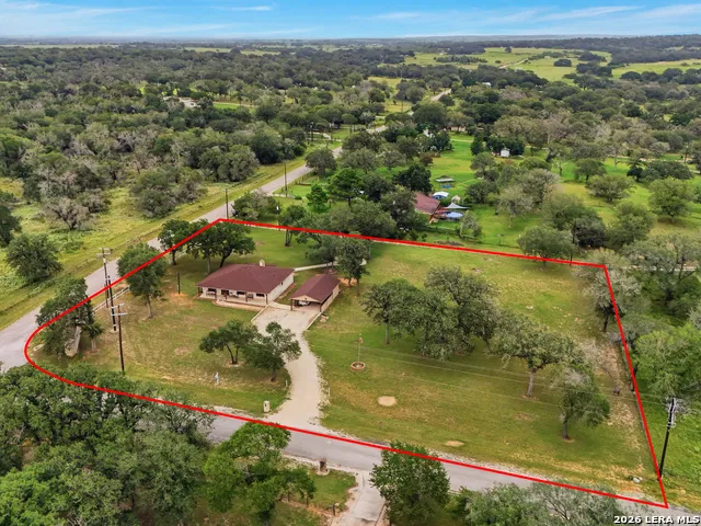 105 Whispering Oaks Dr Adkins, TX 78101