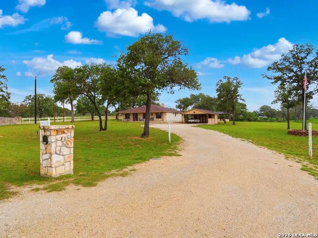 105 Whispering Oaks Dr Adkins, TX 78101