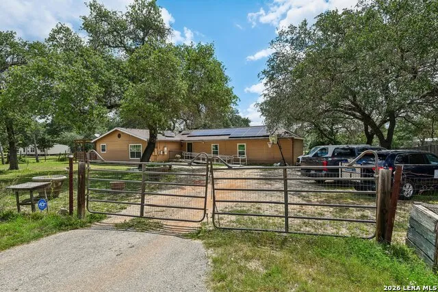 1281 County Road 6723 Natalia, TX 78059