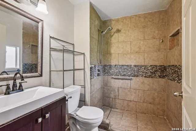 1281 County Road 6723 Natalia, TX 78059