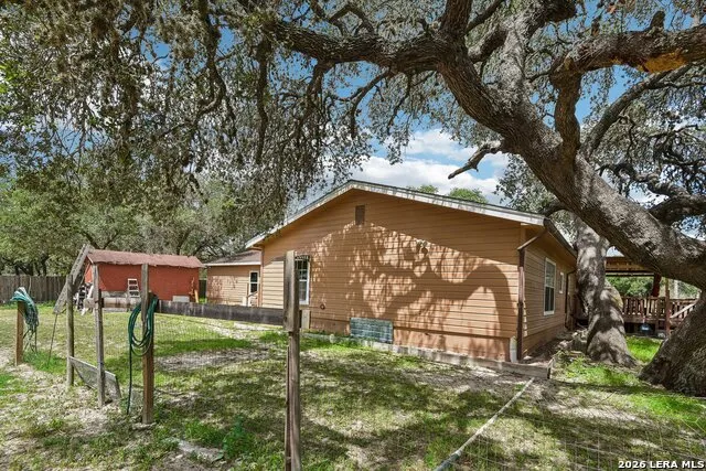 1281 County Road 6723 Natalia, TX 78059