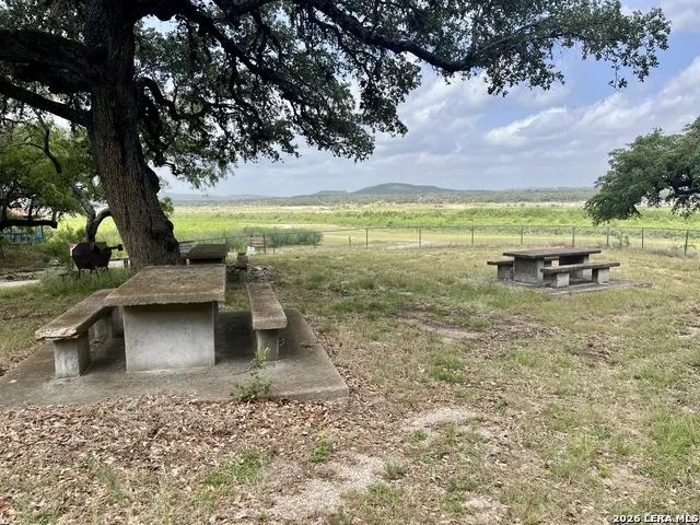 988 SUMMIT RD Lakehills, TX 78063