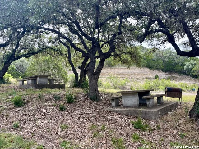 988 SUMMIT RD Lakehills, TX 78063
