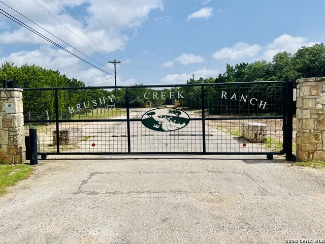 988 SUMMIT RD Lakehills, TX 78063