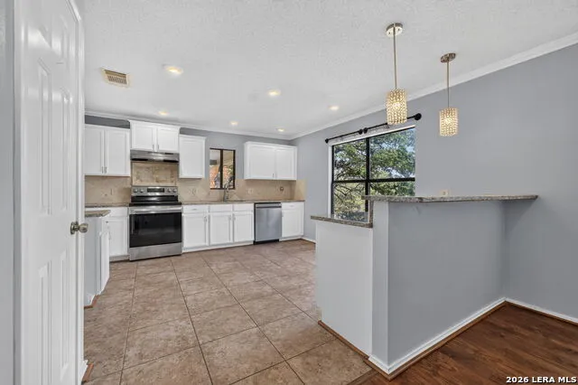 988 SUMMIT RD Lakehills, TX 78063