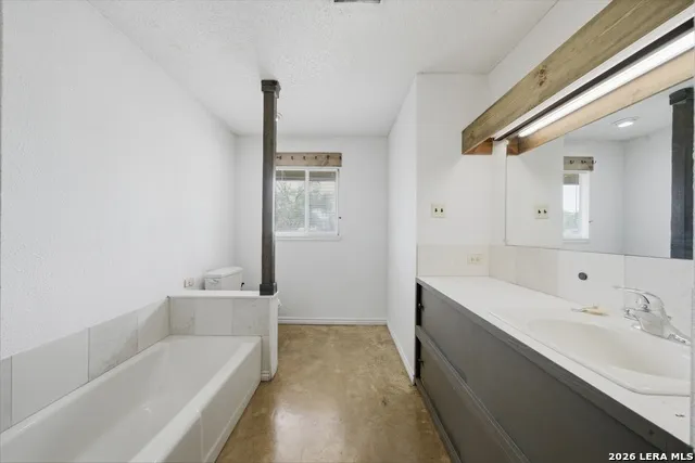 144 OAK PARK RD Adkins, TX 78101