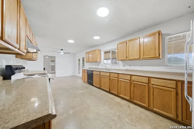 144 OAK PARK RD Adkins, TX 78101